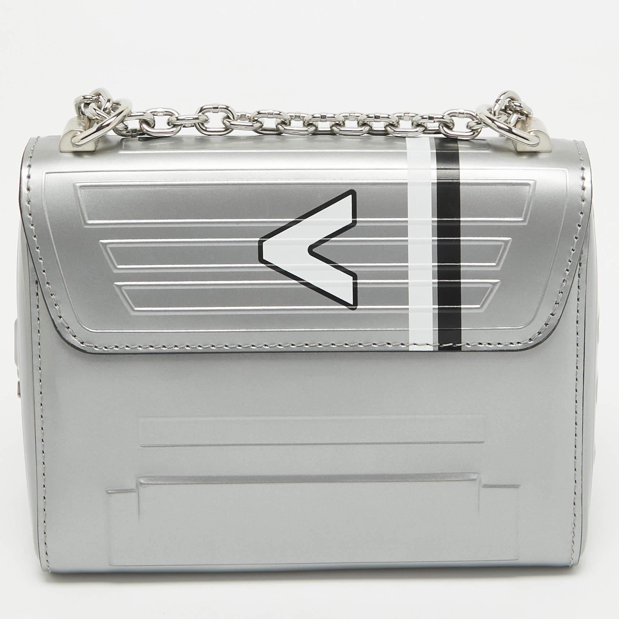 Louis Vuitton's creations are popular owing to their high style and functionality. This bag, like all the other handbags, is durable and stylish. Exuding a fine finish, the bag is designed to give a luxurious experience. The interior has enough