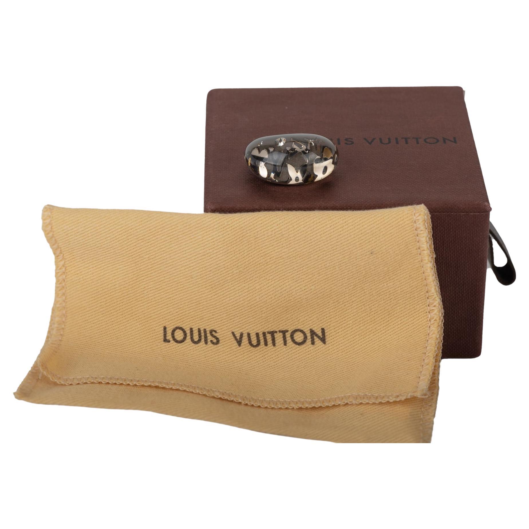 Louis Vuitton - Bague  incrustation en lucite grise en vente