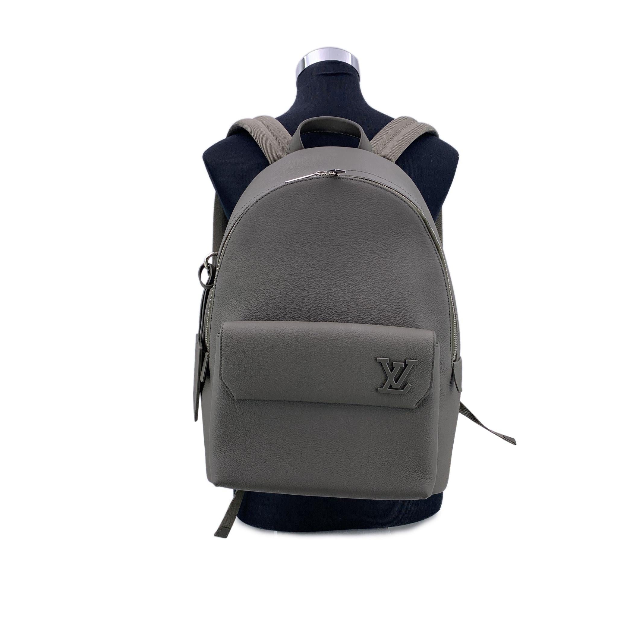 This beautiful Bag will come with a Certificate of Authenticity provided by Entrupy. The certificate will be provided at no further cost Discover the perfect blend of elegance and modernity with Louis Vuitton's 'Takeoff' backpack, a piece that pays