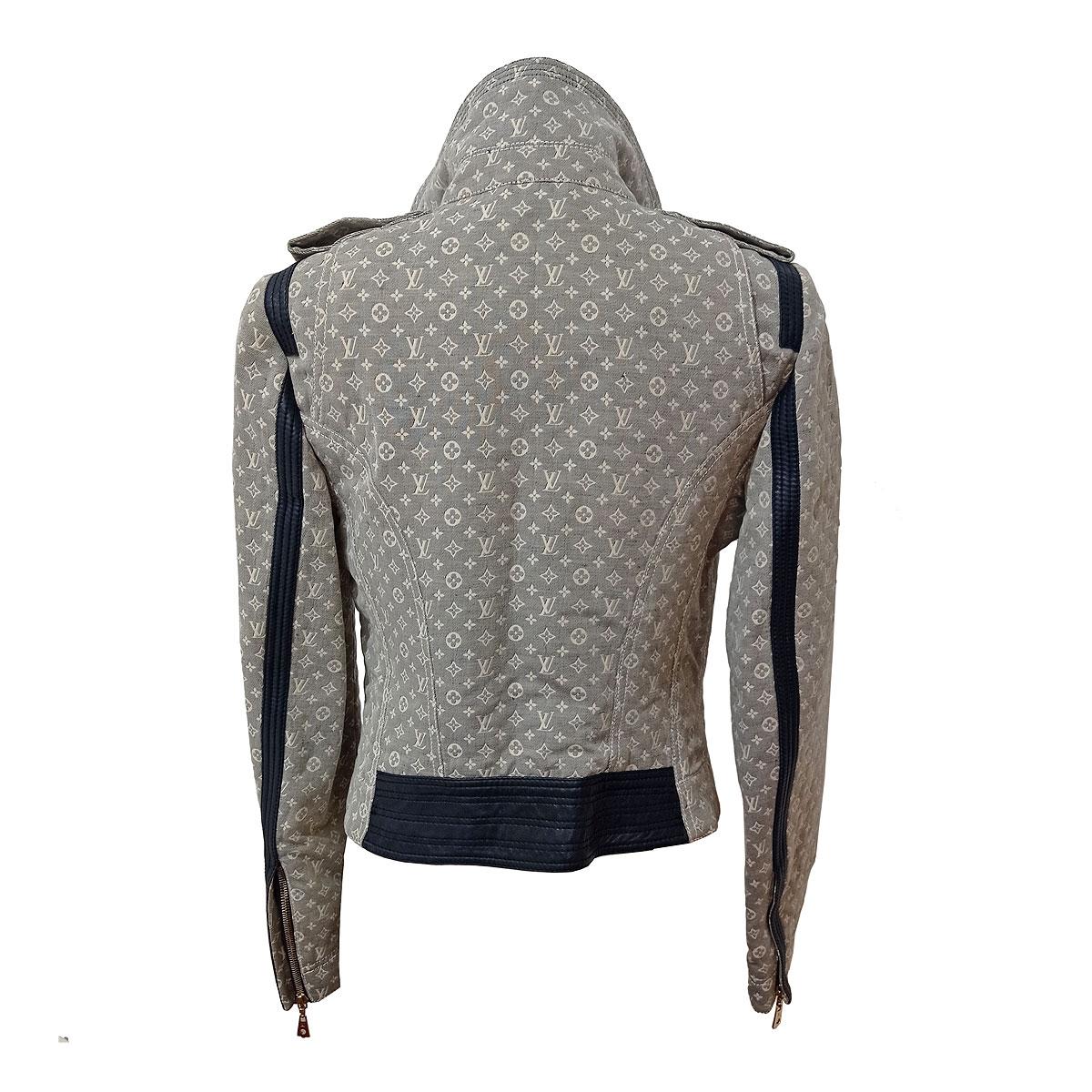 Beautiful and chic Louis Vuitton cotton jacket
Cotton (58%), linen (24%) and nylon
Grey color
Blue lamb leather inserts
Zip closure
Three pockets
Length shoulder/hem cm 46 (18,1 inches)
Shoulder cm 38 (14,9 inches)
Worldwide express shipping