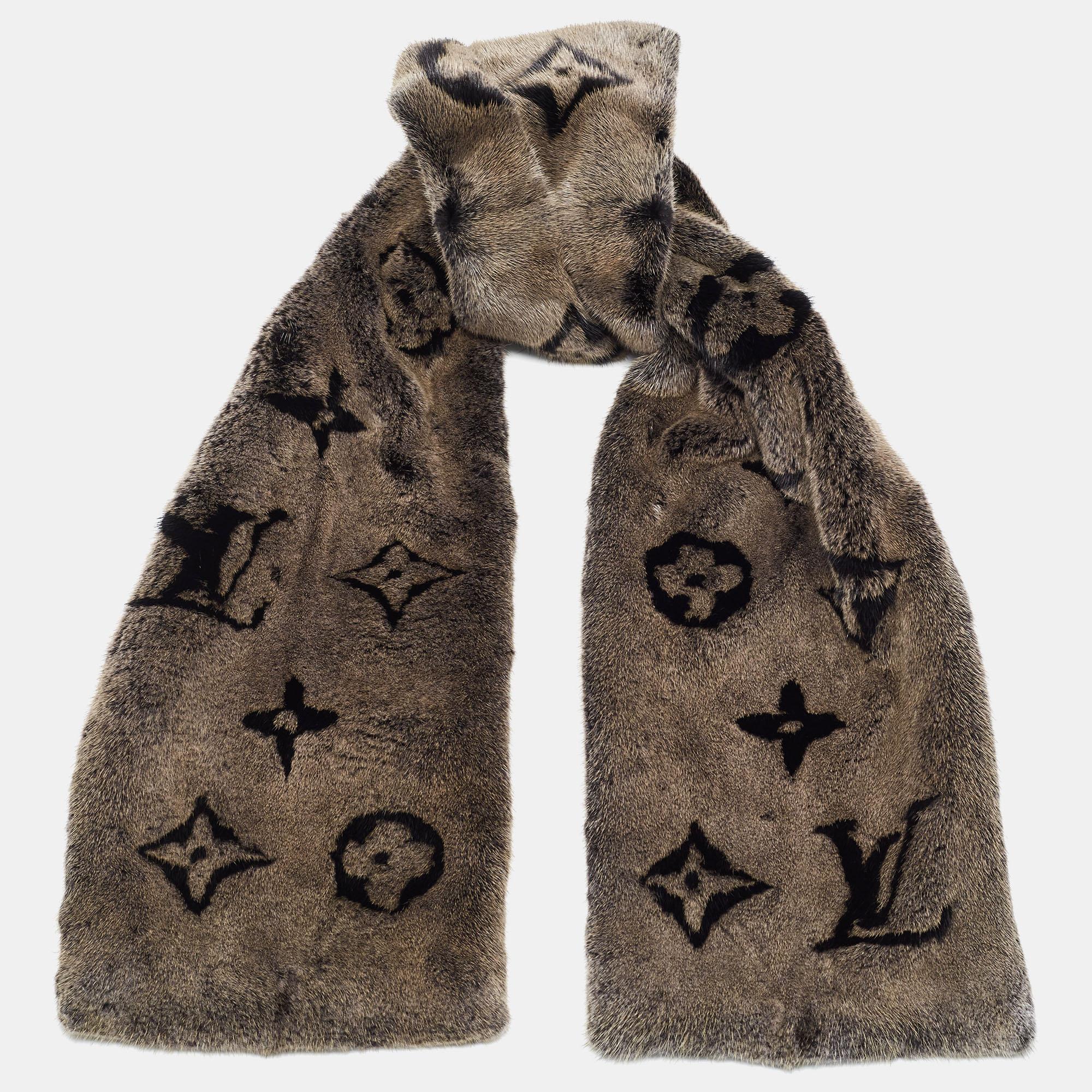 Ce foulard Louis Vuitton est le compagnon idéal des journées froides. Cette pièce en fourrure de vison est agrémentée du Monogramme de la marque sur l'ensemble de sa surface.

