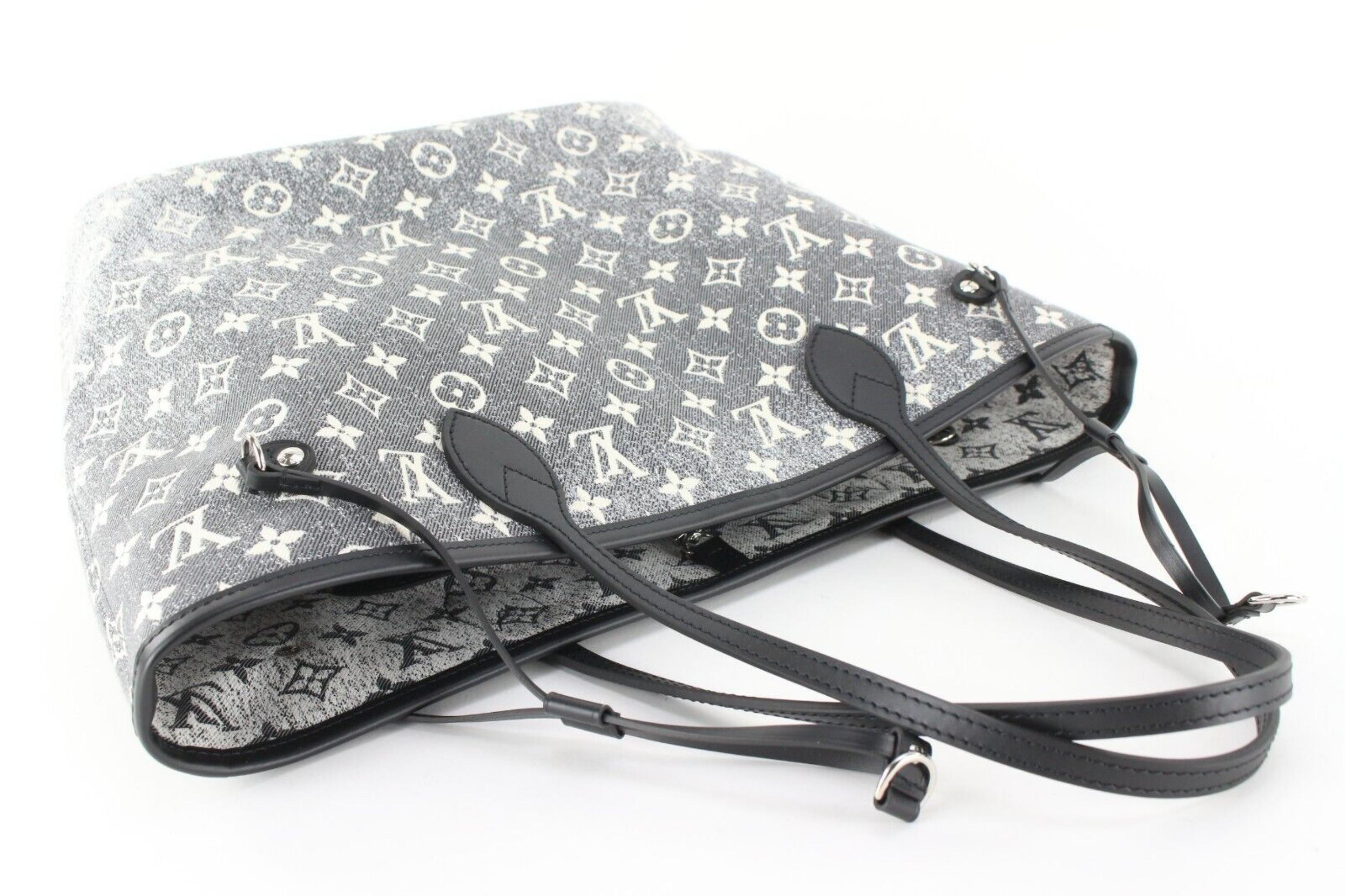 Louis Vuitton Grey Monogram Denim Neverfull MM with Pouch 2LVJ1117 In New Condition In Dix hills, NY
