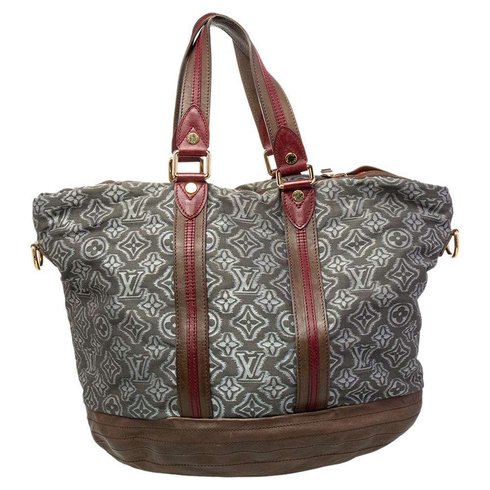 Realizzata in tessuto e pelle Monogram, questa borsa Louis Vuitton Limited Edition Aviator può contenere tutto ciò di cui hai bisogno durante la giornata o durante i viaggi grazie al suo interno spazioso. La borsa è dotata di finiture dorate, doppio