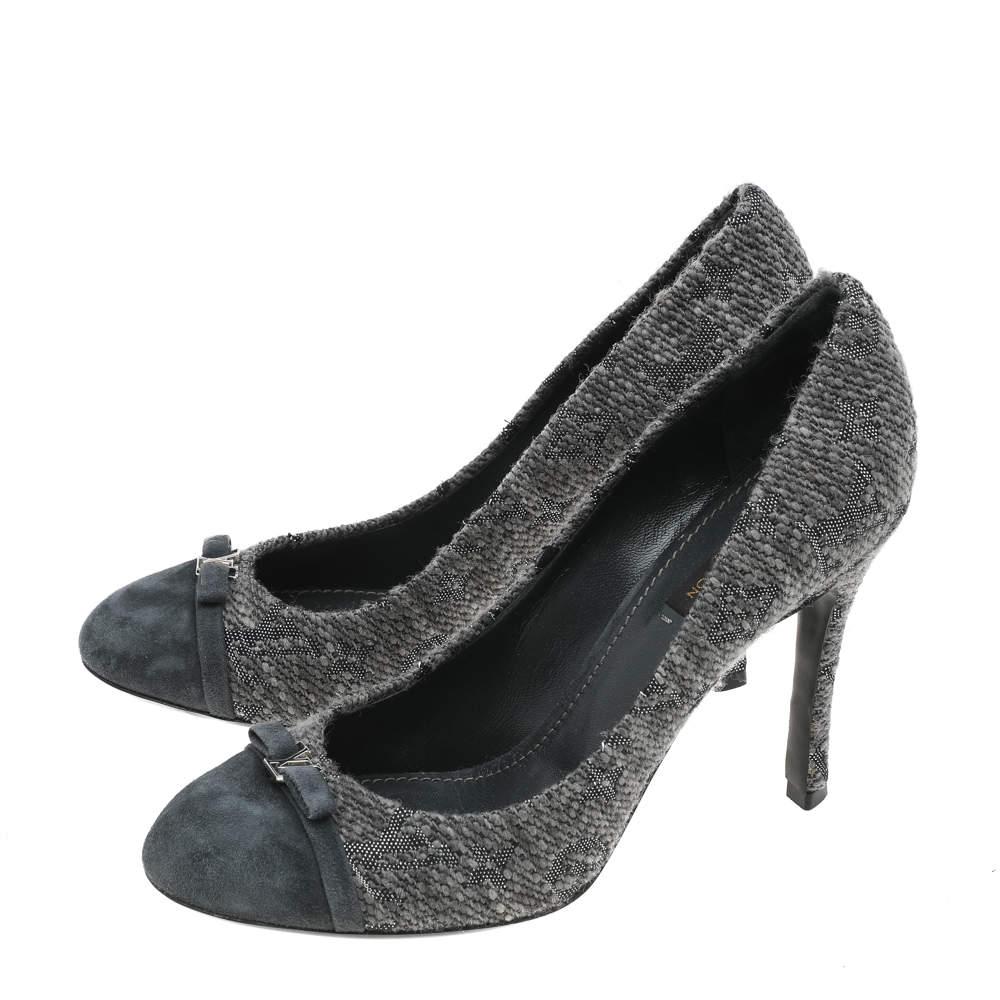 Be your stylish best in this pair of magnificent pumps that are designed from fabric and suede and adorned with cap toes flaunting the LV-accented bows. This pair from Louis Vuitton is a classic embodiment of fashion. They carry an understated grey