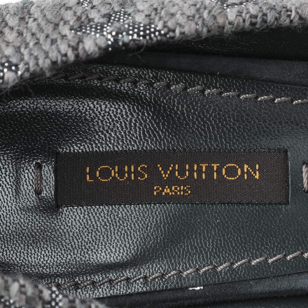 Louis Vuitton Grey Monogram Fabric and Suede Bow Cap Toe Pumps 39 In Good Condition For Sale In Dubai, Al Qouz 2
