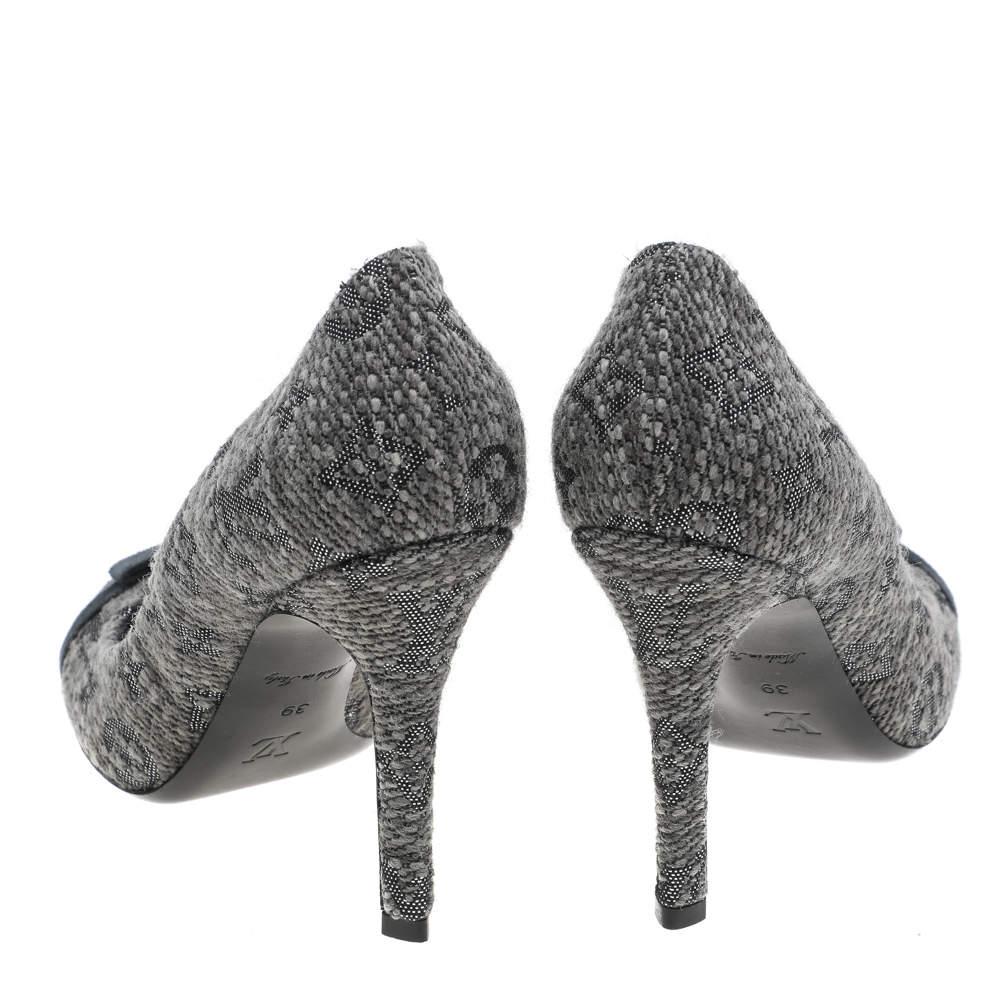 Louis Vuitton Grey Monogram Fabric and Suede Bow Cap Toe Pumps 39 For Sale 1