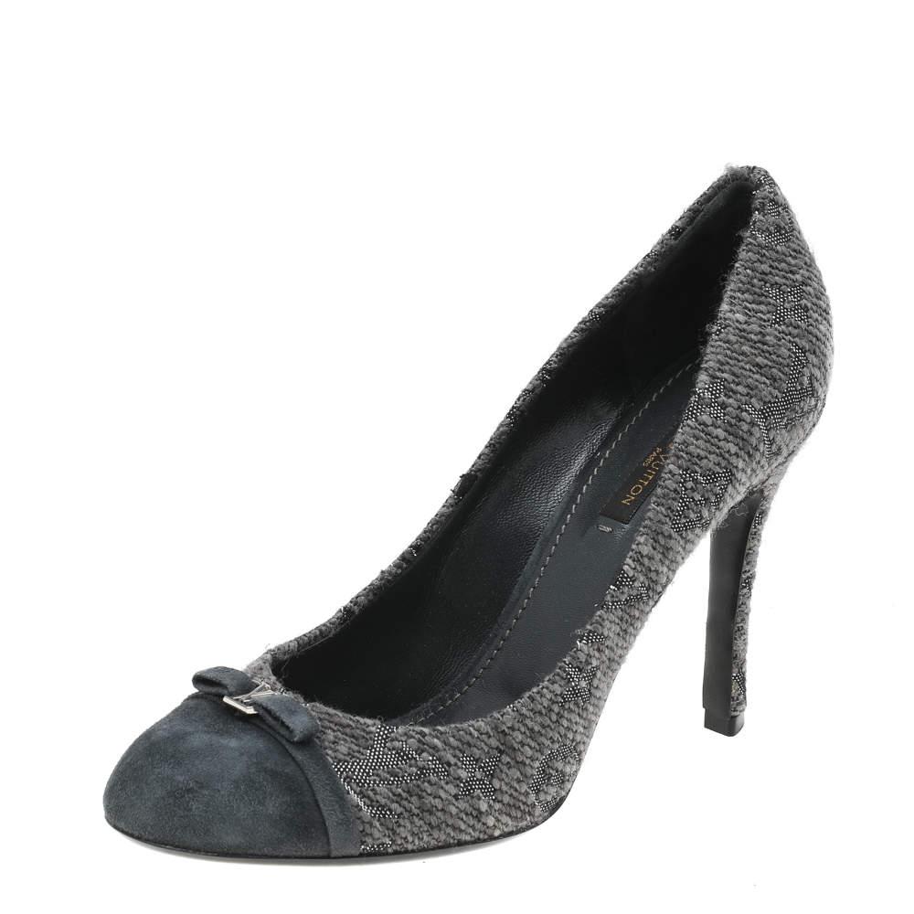 Louis Vuitton Grey Monogram Fabric and Suede Bow Cap Toe Pumps 39 For Sale 3