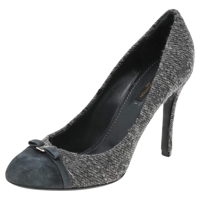 Louis Vuitton Grey Monogram Fabric and Suede Bow Cap Toe Pumps 39 For Sale