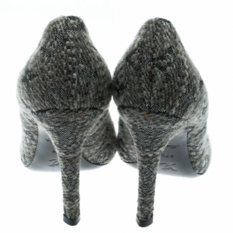 Noir Escarpins Louis Vuitton gris avec nœud papillon en daim 37,5 en vente