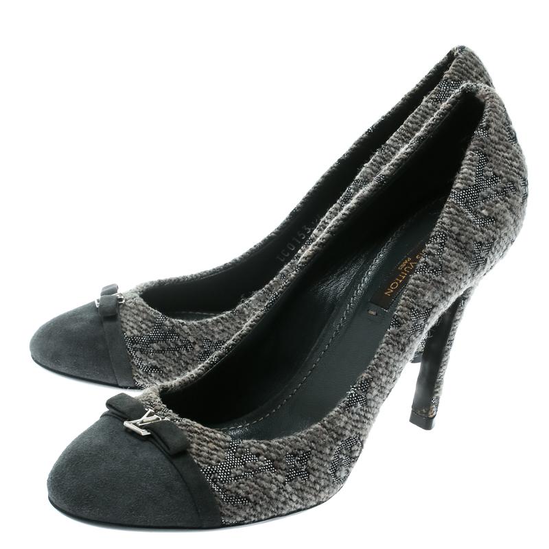 Louis Vuitton Grey Monogram Fabric With Suede Bow Cap Toe Pumps 37.5 In Good Condition In Dubai, Al Qouz 2
