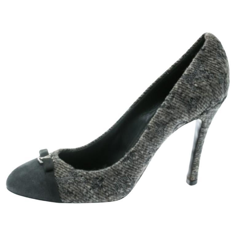 Escarpins Louis Vuitton gris avec nœud papillon en daim 37,5 en vente