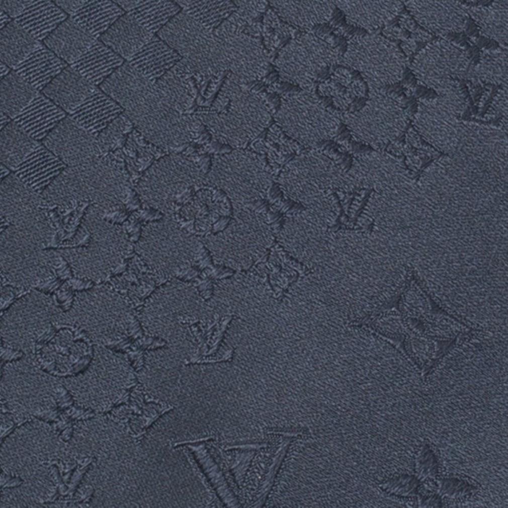 The petite and damier print adds to the luxurious silk tie by LV. It comes in a beautiful shade of grey with the brand label.

Includes: Original Box, Info Booklet

