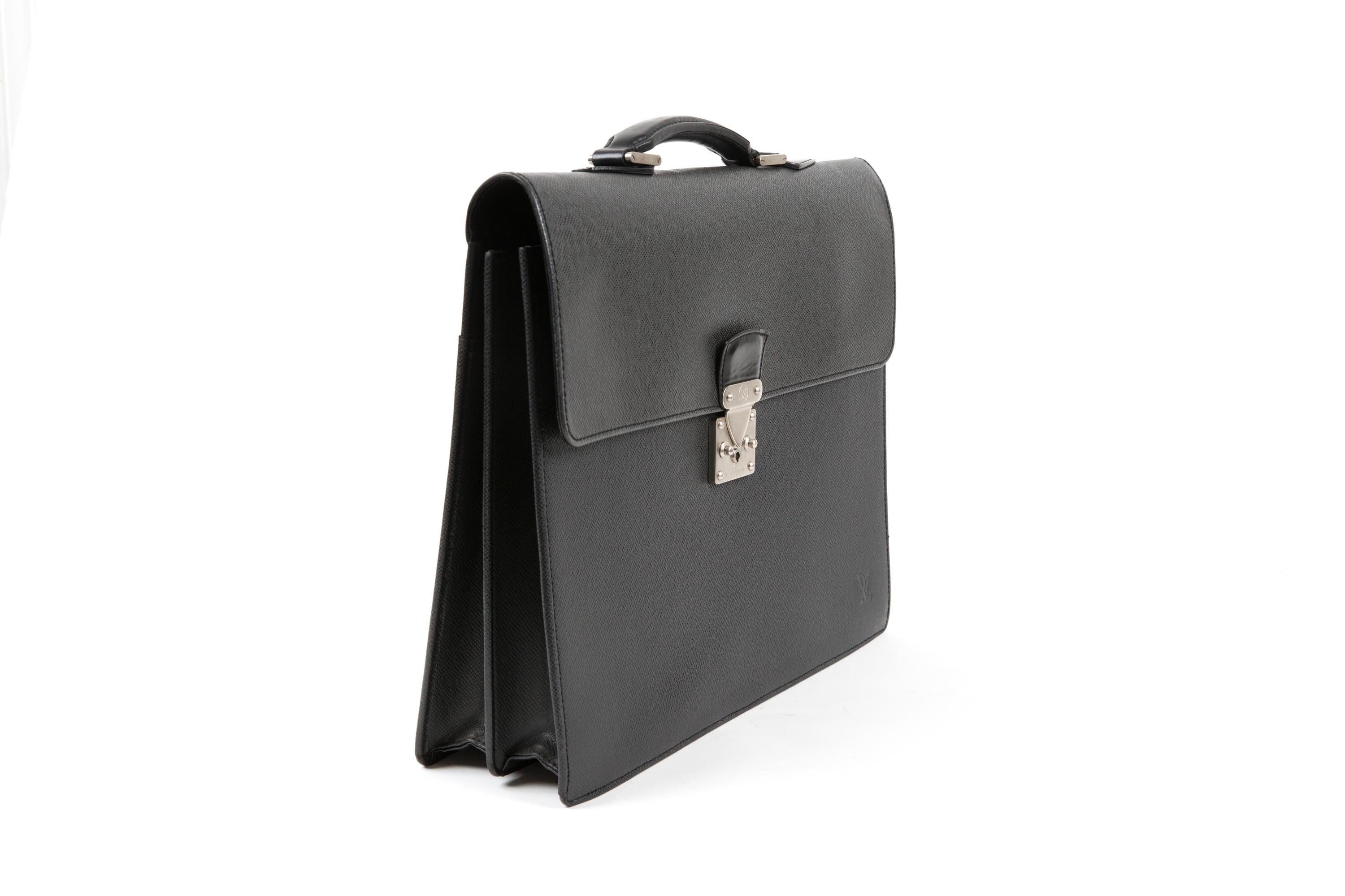 Louis Vuitton grey Moscova “Taiga”  briefcase featuring a top handle, a foldover top with silver tone flip-lock closure, large main compartment, silver-tone hardware, and a silver hot-stamped Louis Vuitton signature. 
In good vintage condition.
Made
