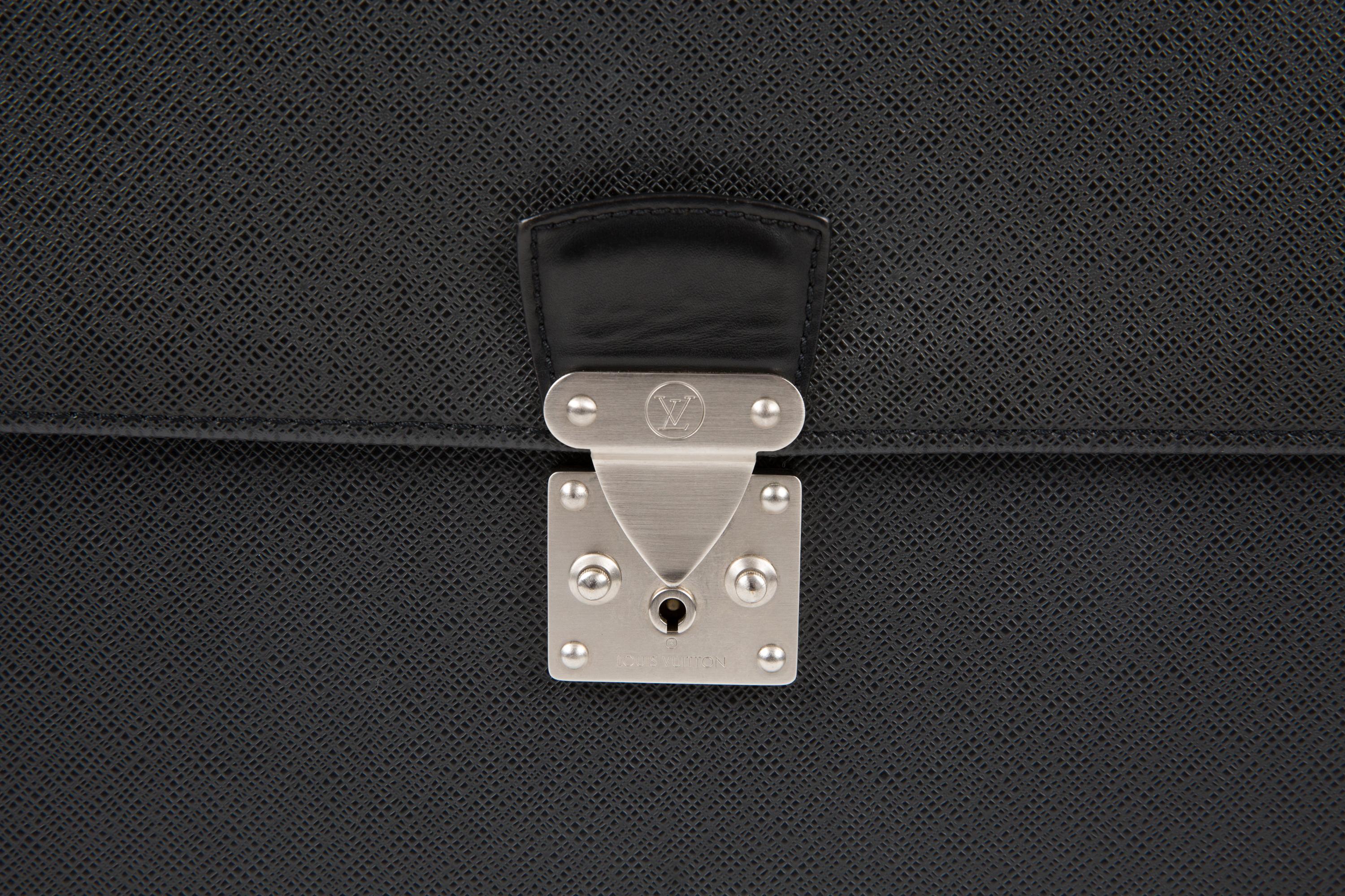 Louis Vuitton Grey Moscova Taiga Leather Briefcase Bag For Sale 1