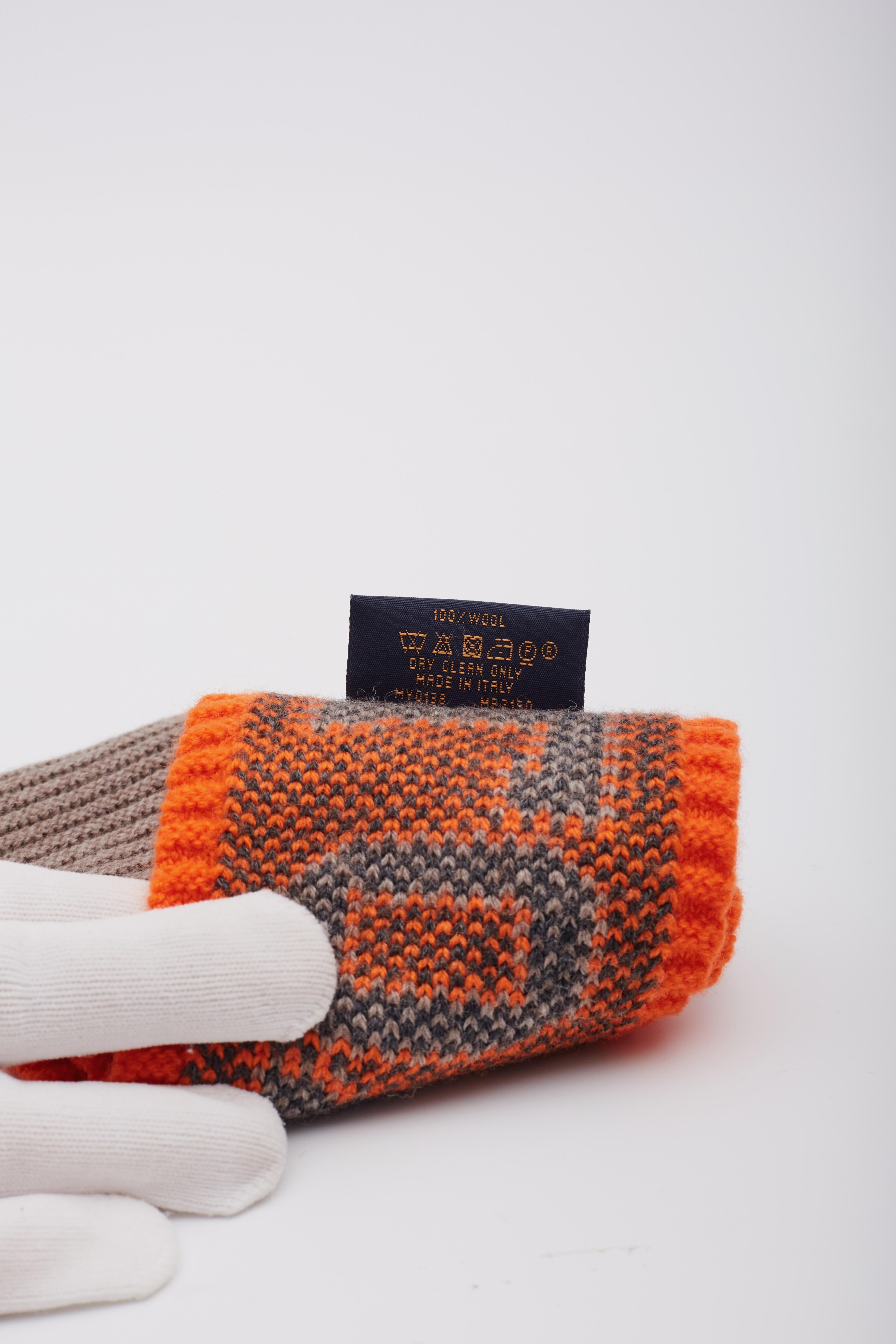 Louis Vuitton - Bandeau Louis Fluo gris orange Excellent état - En vente à Montreal, Quebec