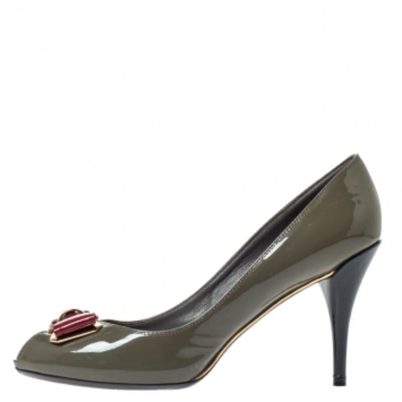 Louis Vuitton Graue Lou Peep Toe Pumps aus Lackleder Größe 37,5 im Angebot 5