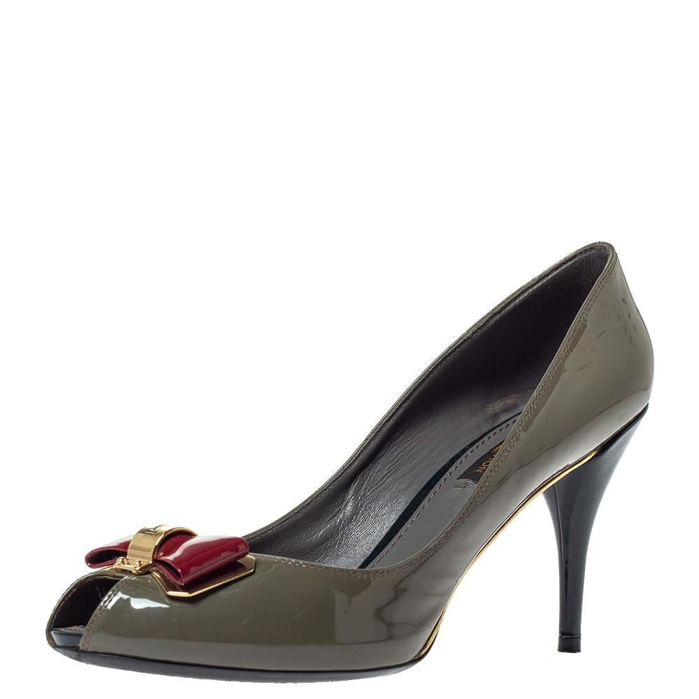A timeless design and enhanced comfort of these Louis Vuitton pumps make it a favorite. Crafted out of patent leather, these pumps are styled with peep toes, bow accents on the vamps, and high heels. Wear these fabulously designed pair of classic