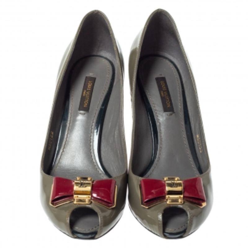 Louis Vuitton Graue Lou Peep Toe Pumps aus Lackleder Größe 37,5 (Schwarz) im Angebot