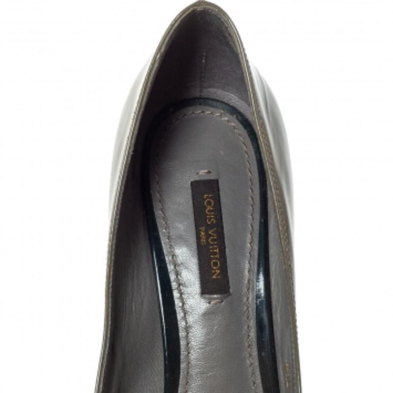 Louis Vuitton Graue Lou Peep Toe Pumps aus Lackleder Größe 37,5 im Zustand „Gut“ im Angebot in Dubai, Al Qouz 2