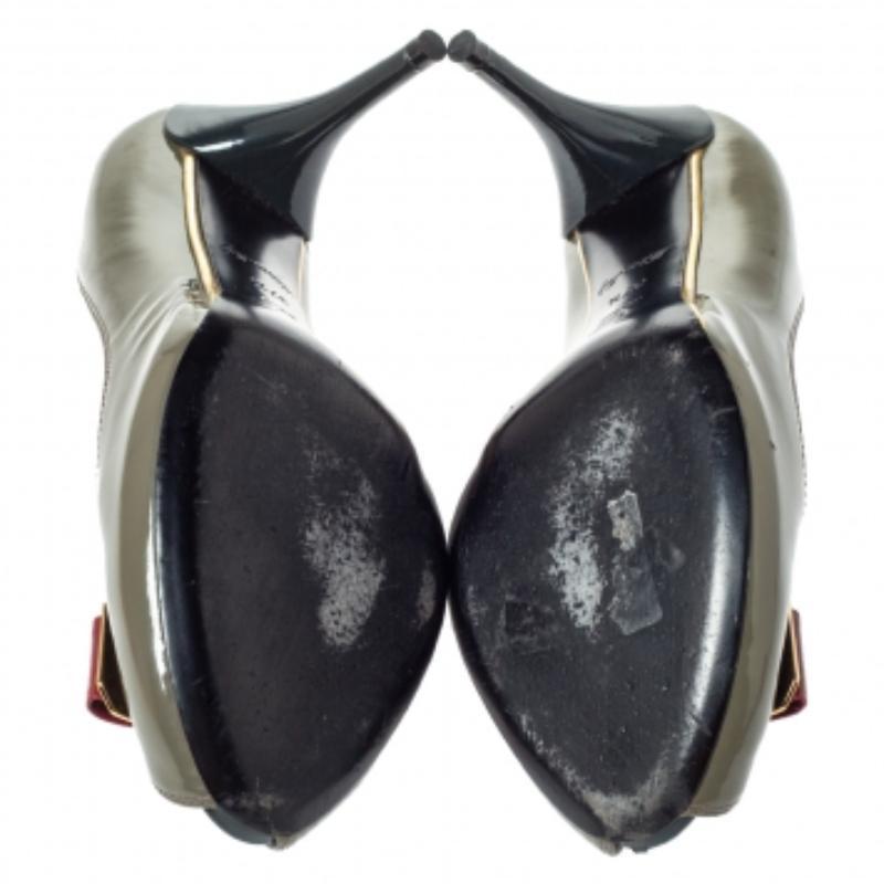 Louis Vuitton Graue Lou Peep Toe Pumps aus Lackleder Größe 37,5 Damen im Angebot
