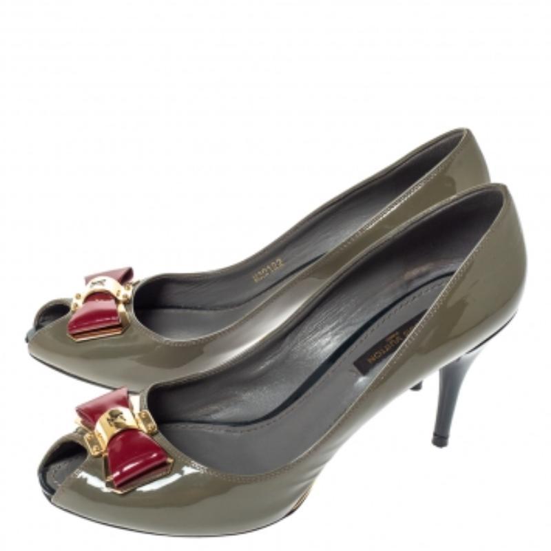 Louis Vuitton Graue Lou Peep Toe Pumps aus Lackleder Größe 37,5 im Angebot 3