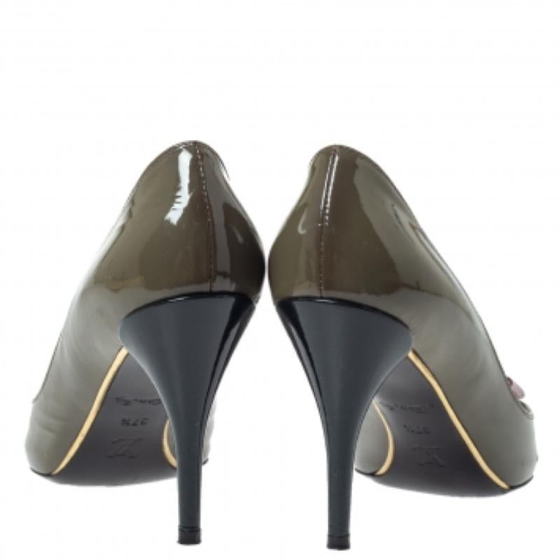 Louis Vuitton Graue Lou Peep Toe Pumps aus Lackleder Größe 37,5 im Angebot 4