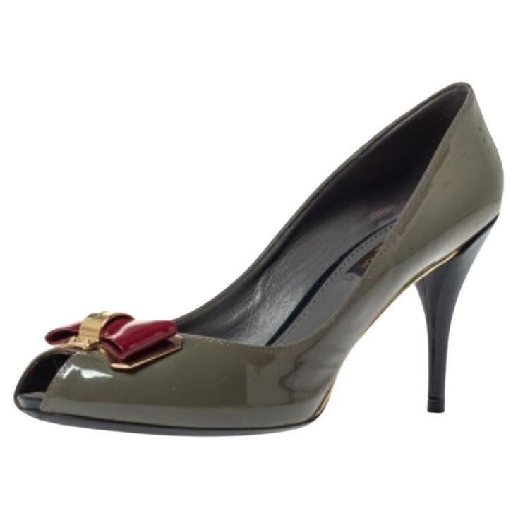 Louis Vuitton Graue Lou Peep Toe Pumps aus Lackleder Größe 37,5 im Angebot