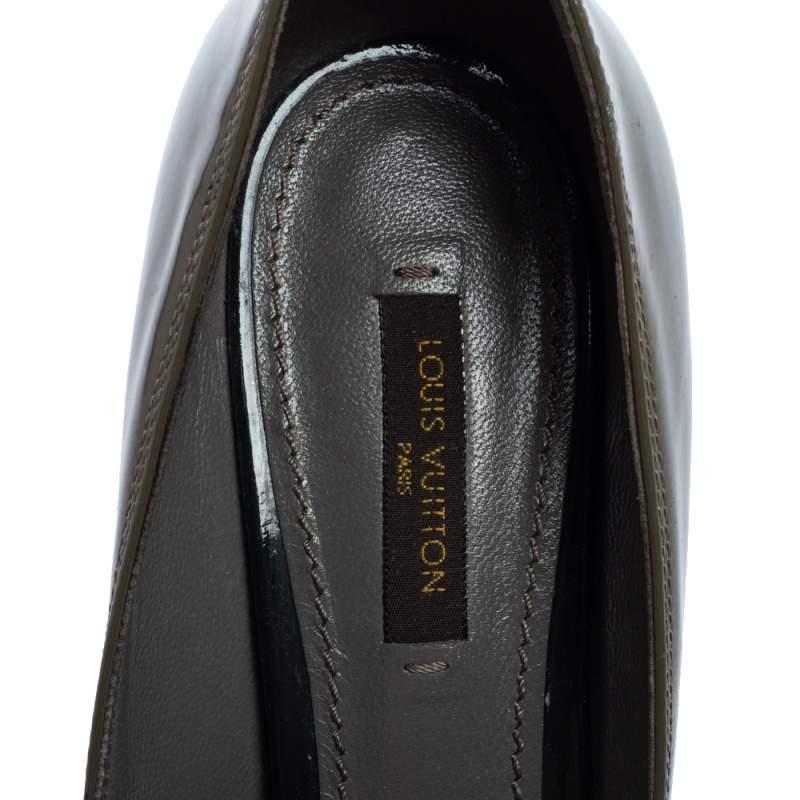 Louis Vuitton Grey Patent Leather Lou Peep-Toe Pumps Size 39 In Fair Condition For Sale In Dubai, Al Qouz 2