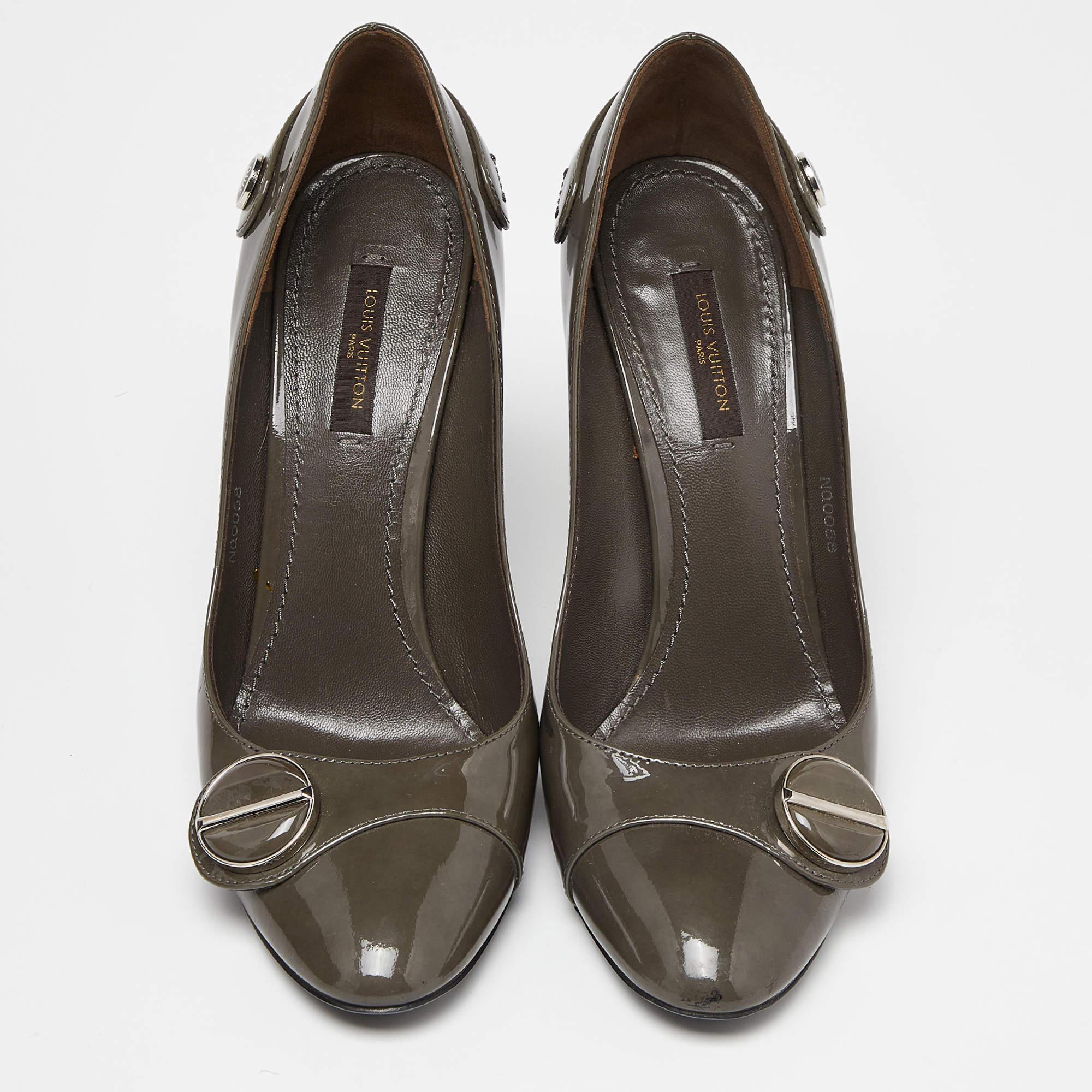 Bombas de charol gris Louis Vuitton talla 38 Negro en venta