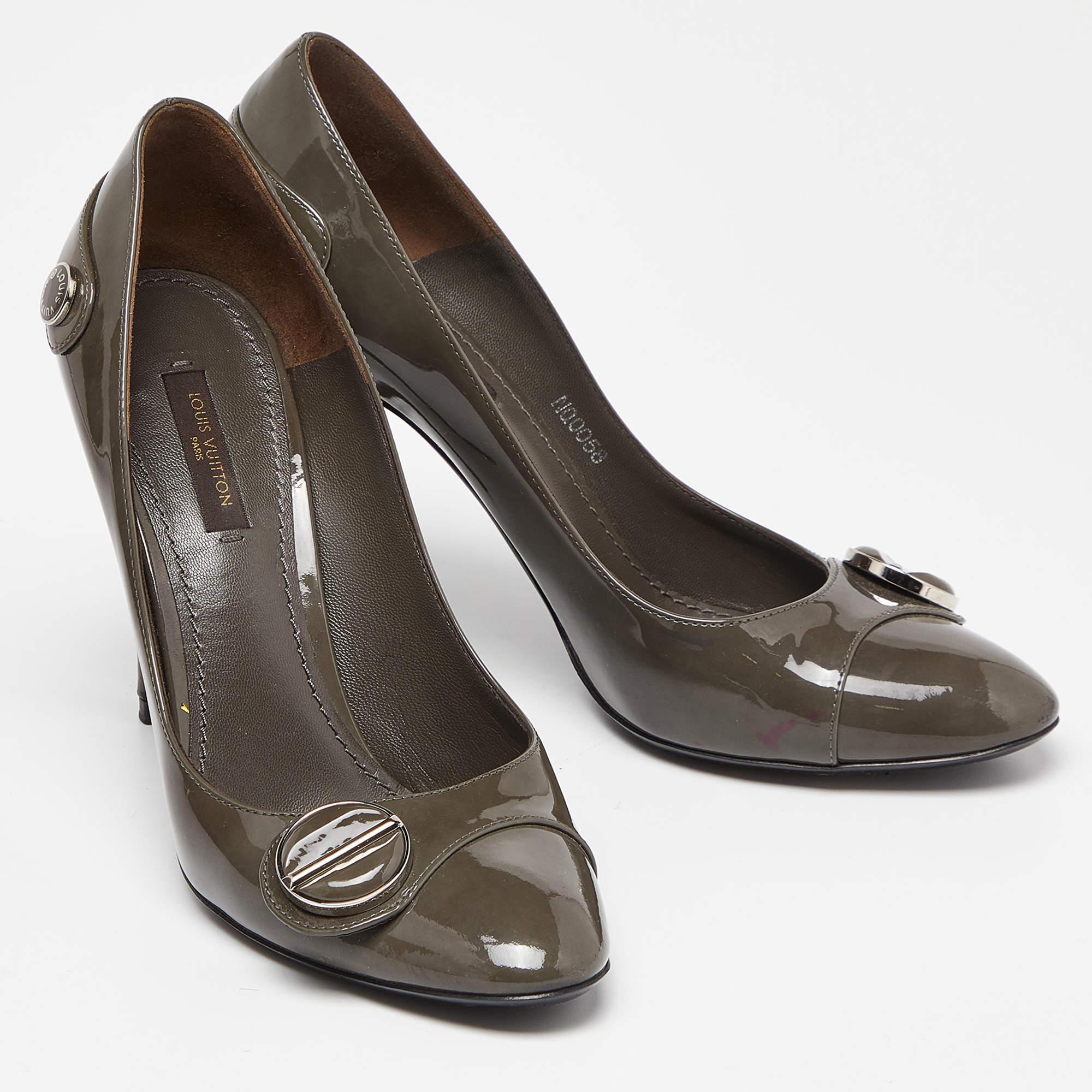 Bombas de charol gris Louis Vuitton talla 38 en Bueno estado para la venta en Dubai, Al Qouz 2