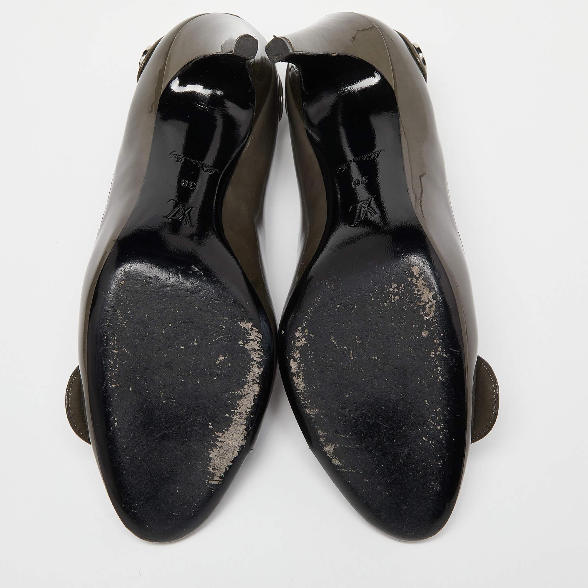 Bombas de charol gris Louis Vuitton talla 38 en venta 1