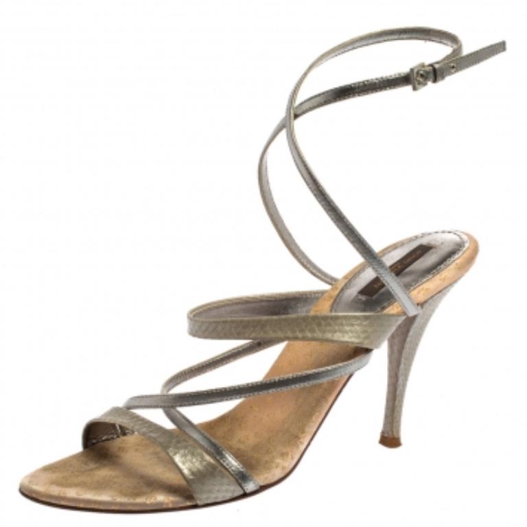 Wie könnte man sich nicht in diese Sandalen von Louis Vuitton verlieben! Sie sind wunderschön aus Leder gefertigt und verfügen über Riemen mit Pythonprägung, bequeme Innensohlen, Knöchelverschlüsse und 10,5 cm hohe Absätze. Sie verdienen es, dieses