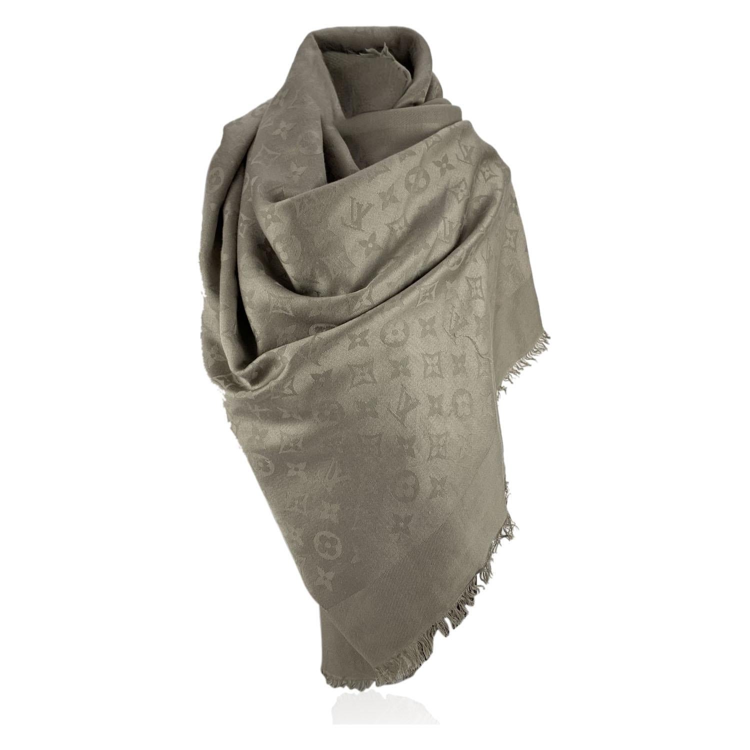 Louis Vuitton grey silk and wool large scarf with jacquard monogram pattern. Frayed edges.Composition: 60% silk, 40% wool. Measurements: 55 x 57 inches - 139.7 x 144.8 cm . Made in Italy

Details

MATERIAL: Silk

COLOR: Grey

MODEL: Monogram
