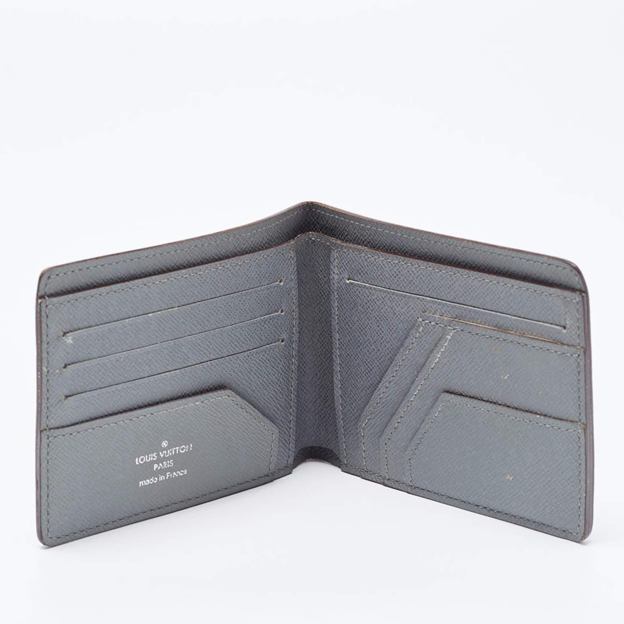 This designer wallet is an immaculate balance of sophistication and rational utility. It has been designed using prime quality materials and elevated by a sleek finish. The creation is equipped with ample space for your monetary