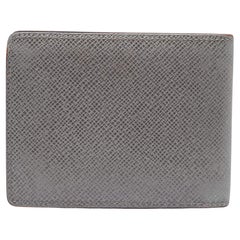 Graues Taiga Bifold-Brieftasche aus Leder von Louis Vuitton in Grau