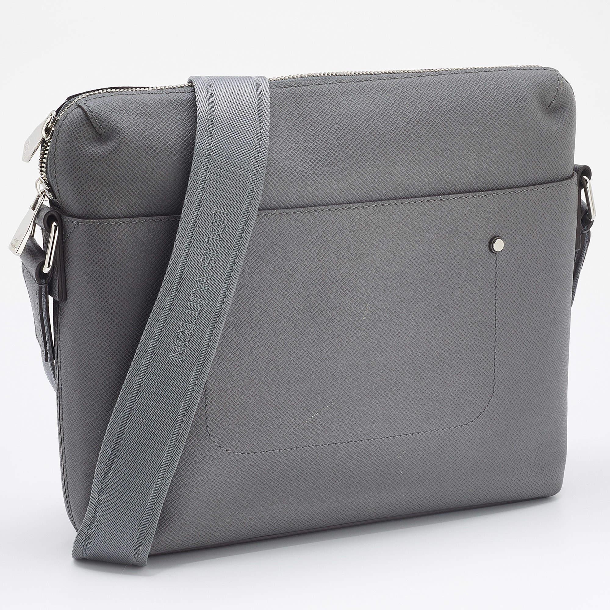 Louis Vuitton Grey Taiga Leather Grigori PM Messenger Bag In Good Condition In Dubai, Al Qouz 2