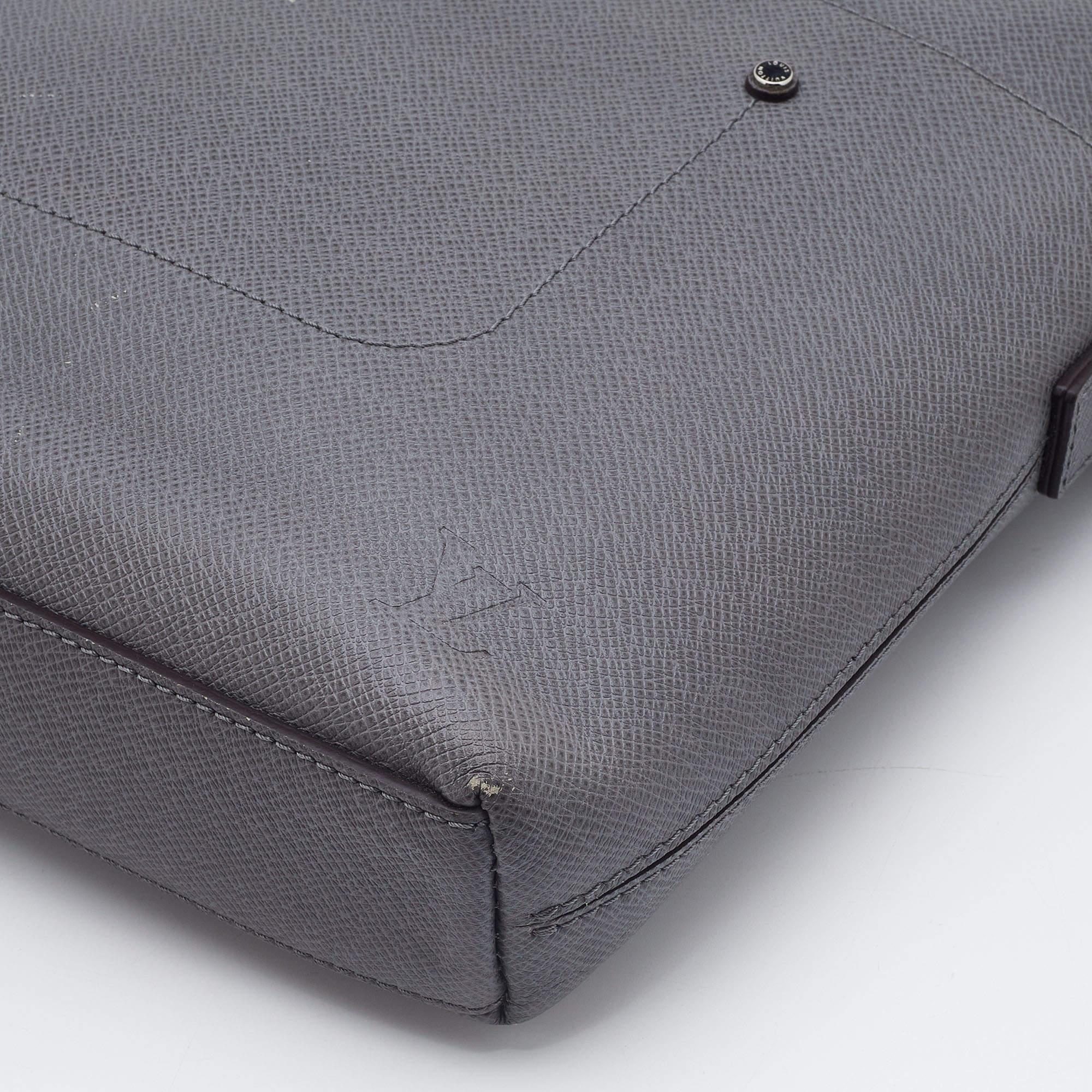 Louis Vuitton Grey Taiga Leather Grigori PM Messenger Bag 5