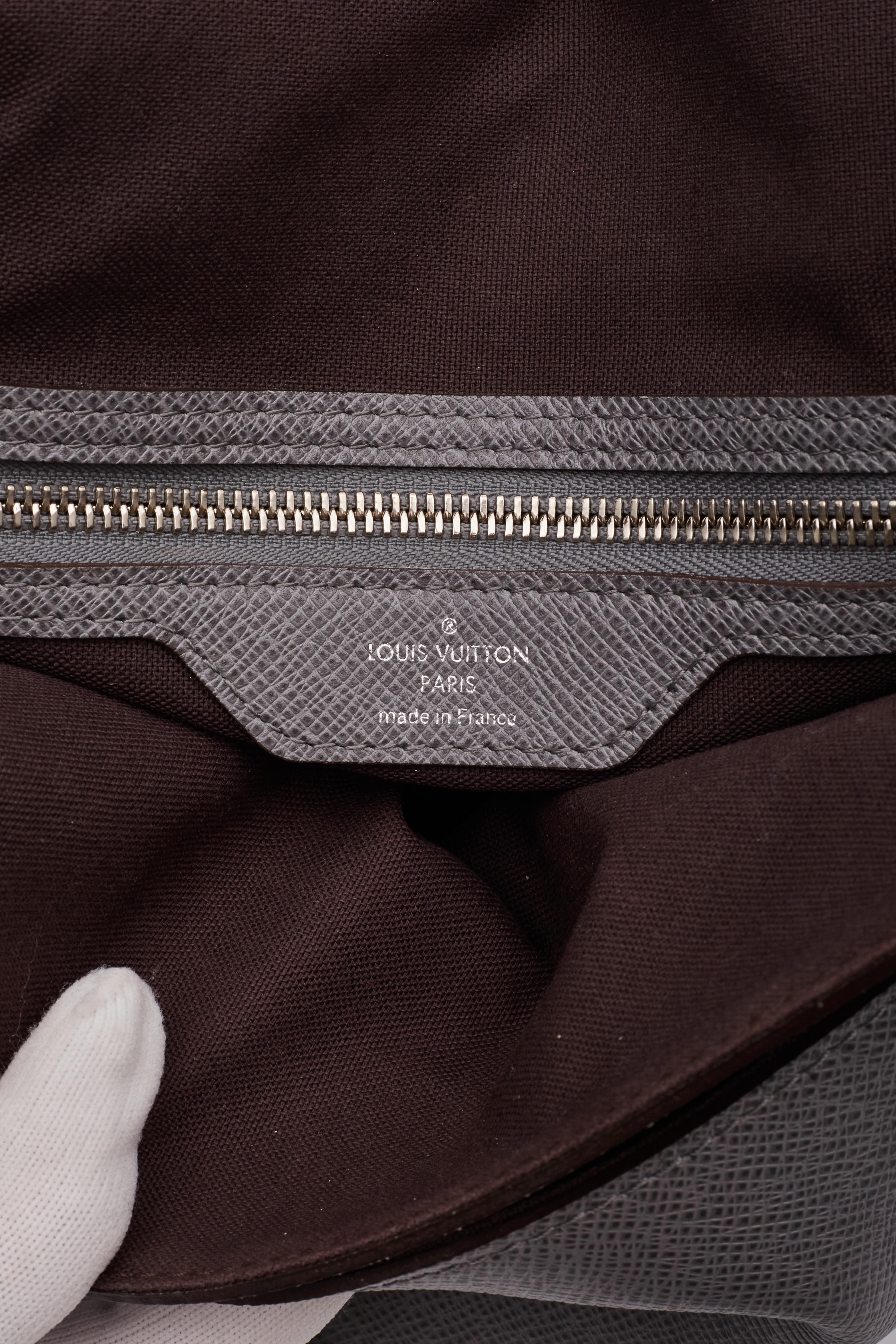 Graue Taiga Roman Pm Messenger Bag von Louis Vuitton Glacier in Grau im Angebot 8