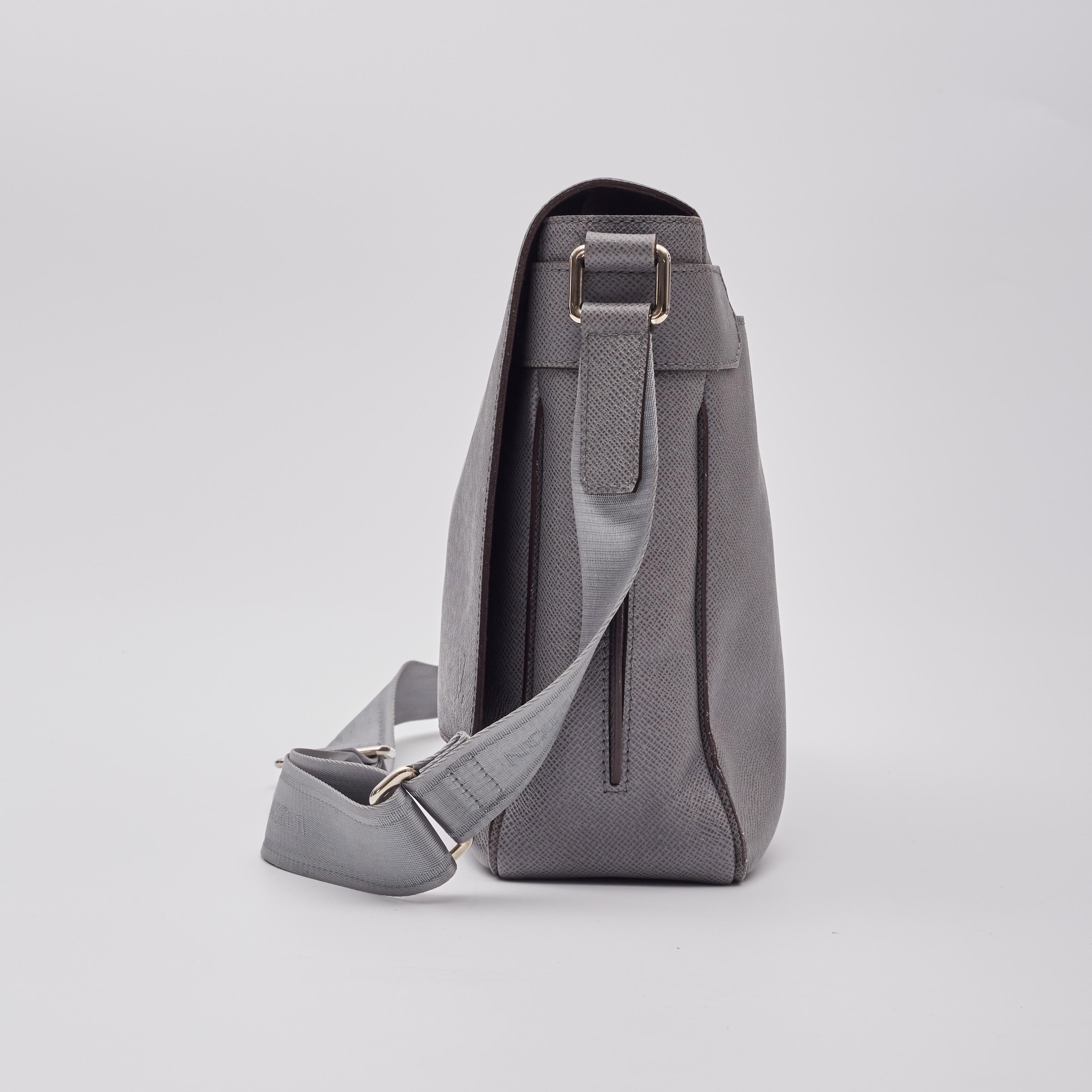 Women's or Men's Louis Vuitton Grey Taiga Roman Pm Messenger Bag Glacier For Sale