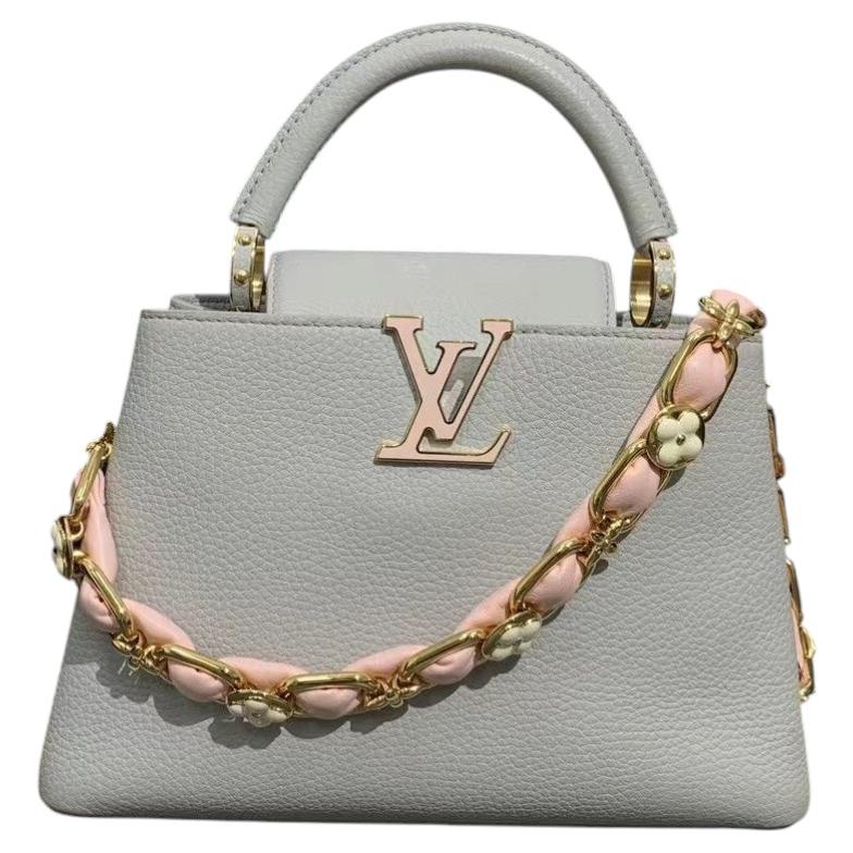 Borsa Capucines di Louis Vuitton in pelle Taurillon grigia in vendita
