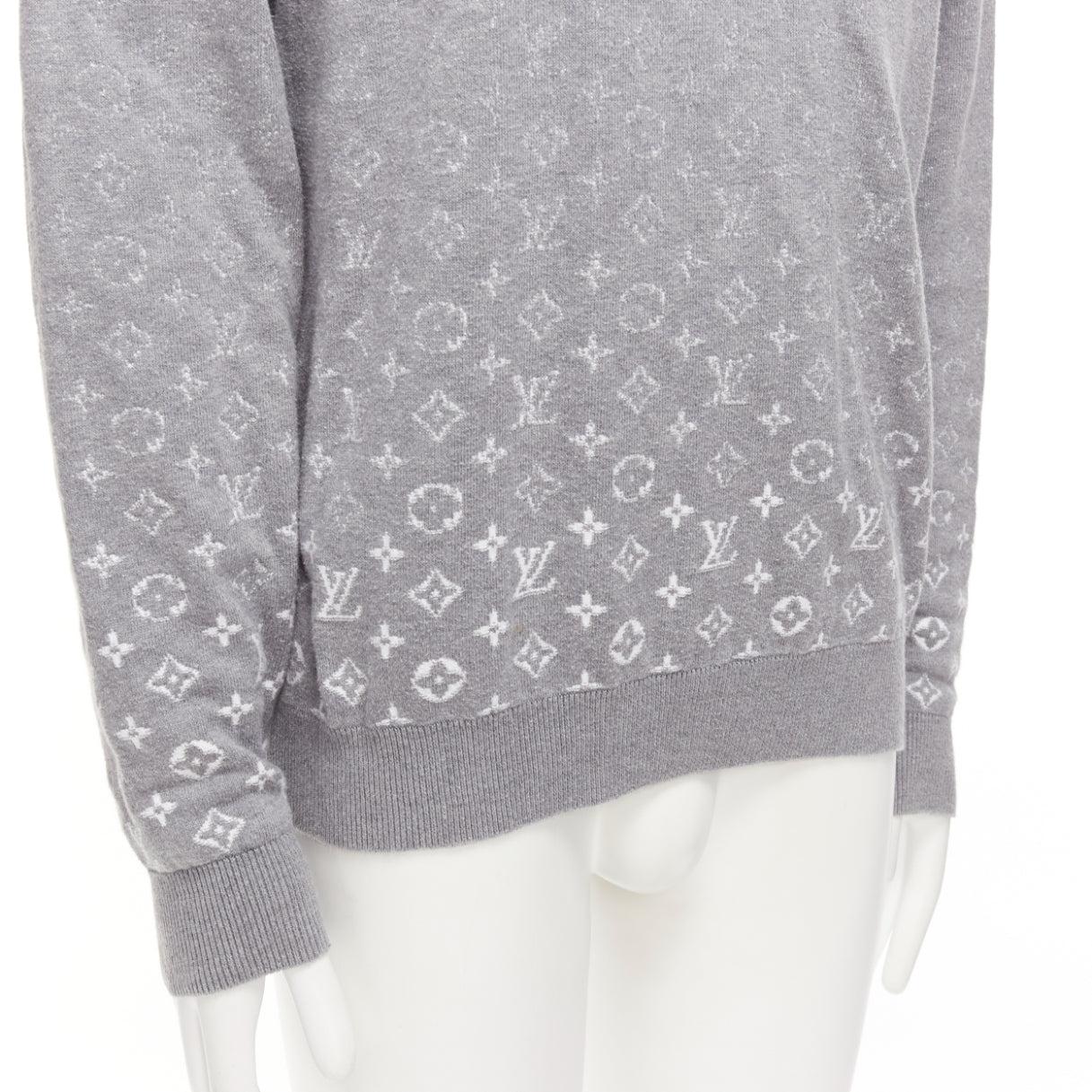LOUIS VUITTON grey white ombre LV logo monogram crew sweatshirt L
Reference: YIKK/A00007
Brand: Louis Vuitton
Designer: Virgil Abloh
Material: Cotton
Color: White
Pattern: Monogram
Closure: Pullover
Made in: Italy

CONDITION:
Condition: Excellent,