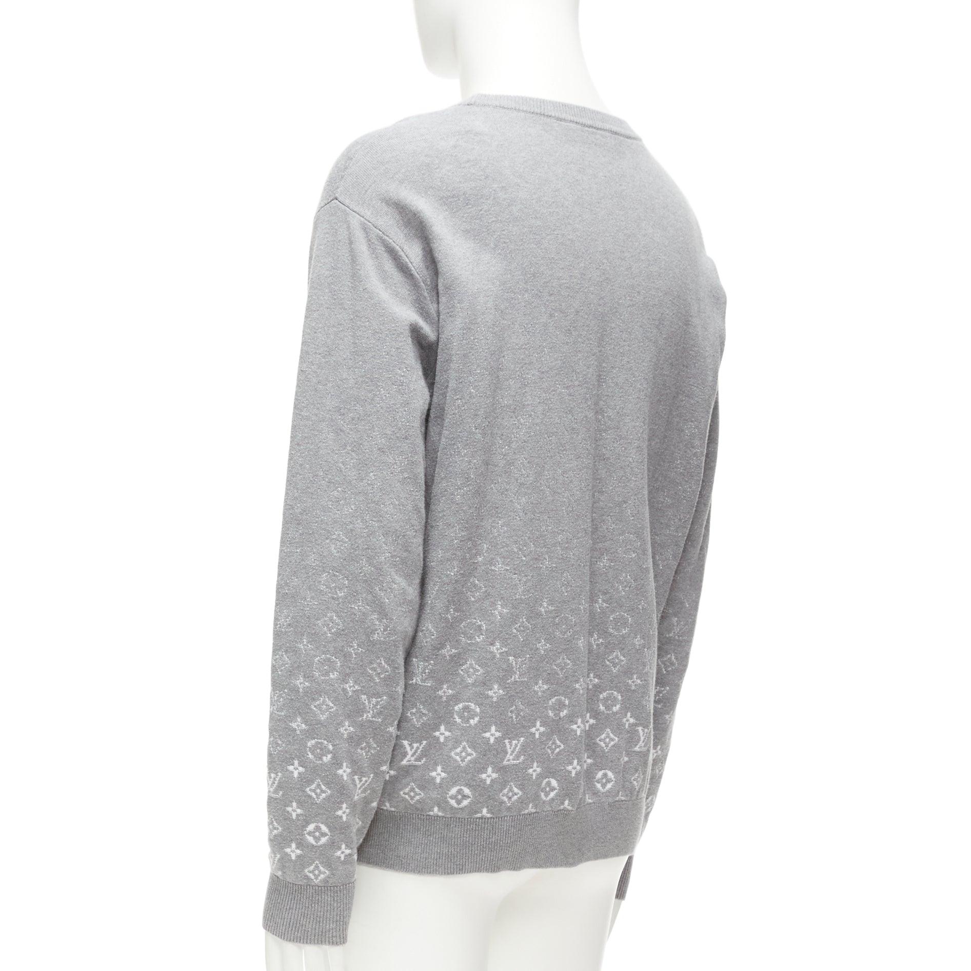 Pull LOUIS VUITTON gris blanc ombre LV logo monogramme crew L en vente 2