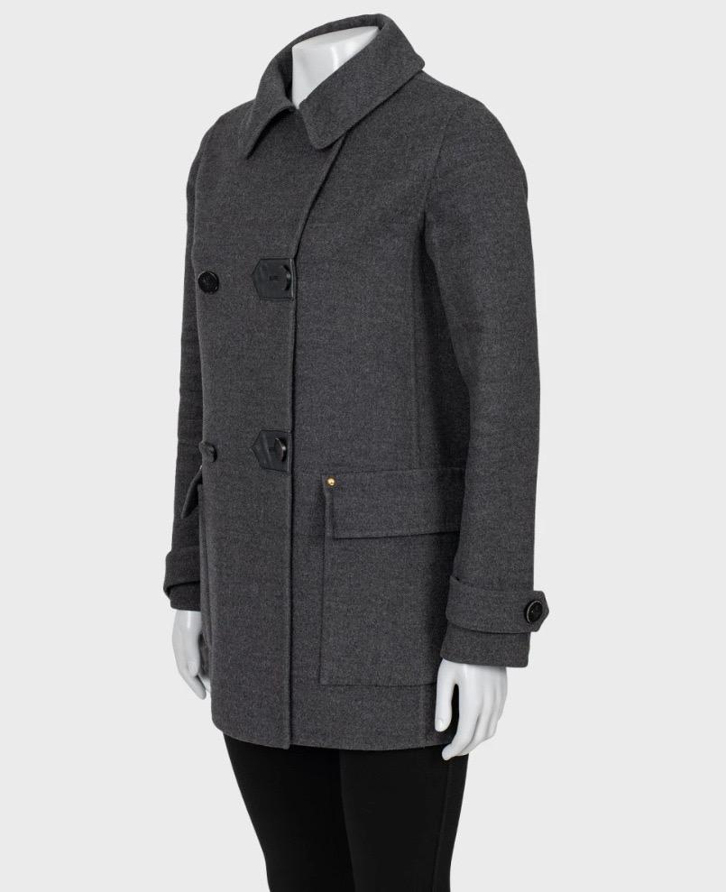 Élevez votre garde-robe avec ce manteau Louis Vuitton sophistiqué, confectionné dans un luxueux mélange de 90 % de laine et de 10 % de cachemire. Cette pièce intemporelle présente une silhouette classique à coupe droite et une élégante fermeture à