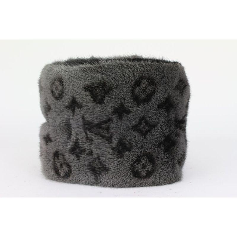 Louis Vuitton Grey x Black Monogram Reverso Mink Scarf 107lvs72 In New Condition In Dix hills, NY