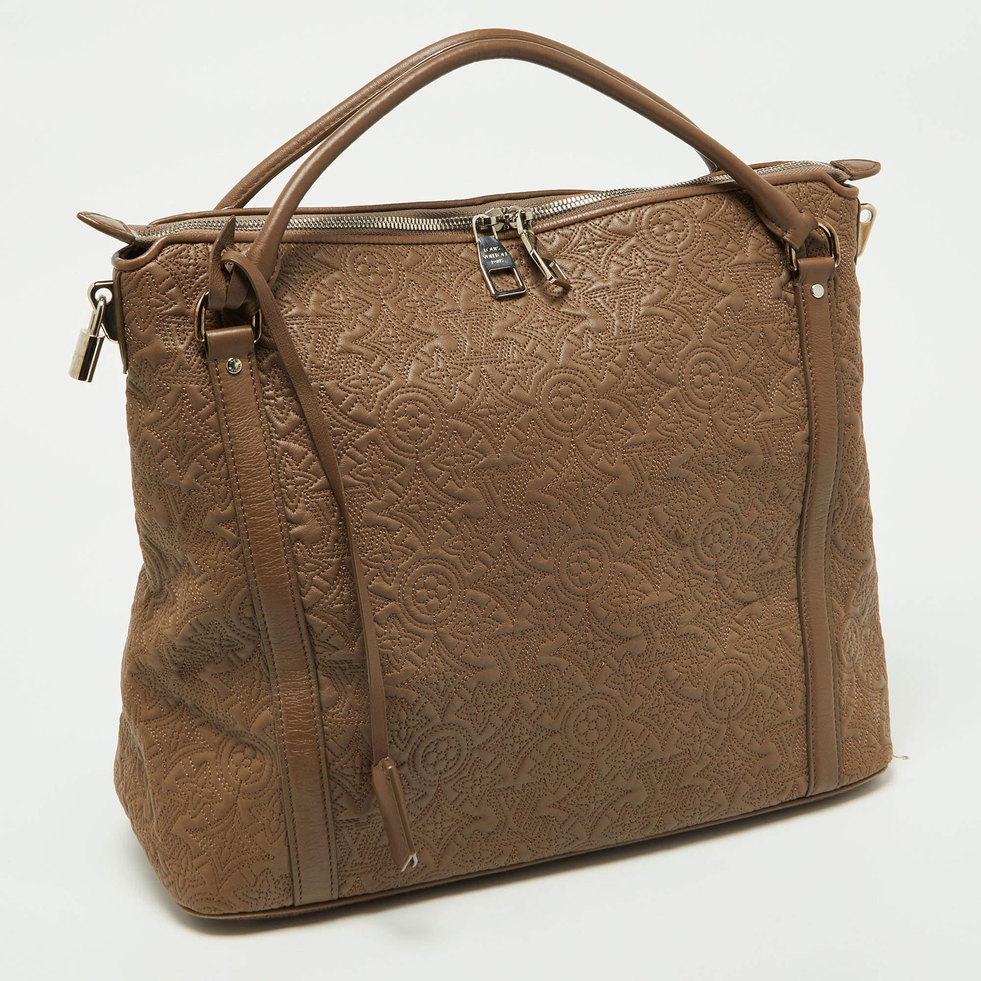 Le sac Ixia MM de Louis Vuitton est réalisé en cuir luxueux Antheia. Le sac présente le Monogramme de la marque, deux anses et une fermeture à double zip.

