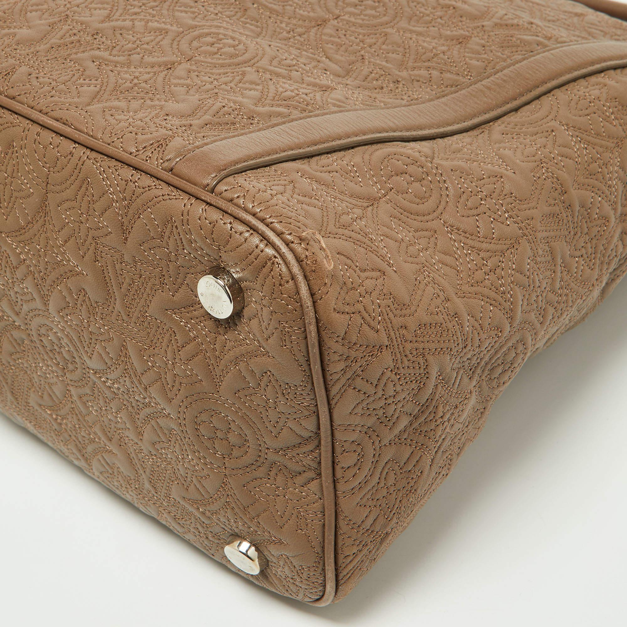 Louis Vuitton sac Ixia MM en cuir Antheia avec monogramme perles grises en vente 2