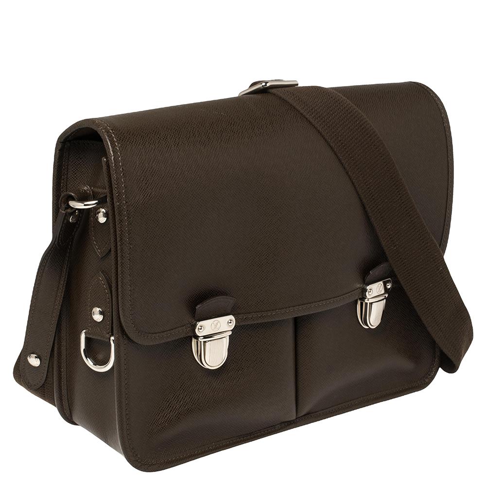 Louis Vuitton Grizzli Taiga Leather Alexei Messenger Bag In Good Condition In Dubai, Al Qouz 2