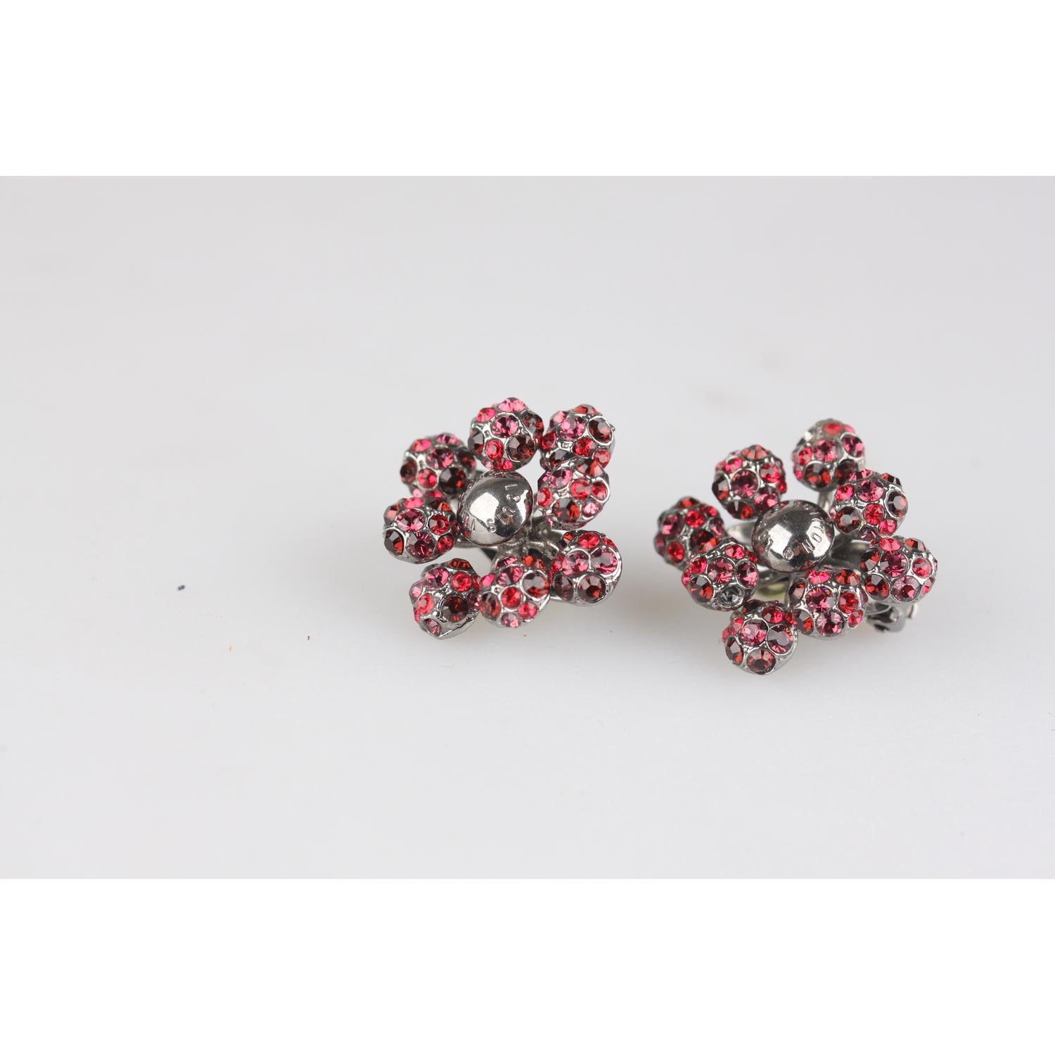 Beautiful earrings by Louis Vuitton from the 2008 '1001 Nuits' collection. Crafted in gunmetal brass with red and purple faceted crystals. clip-on closure. Width: 1  inches - 2,5 cm.  LOUIS VUITTON engraved on each earring