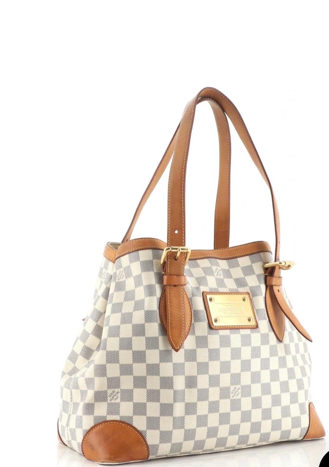 
Louis Vuitton Hampstead Damier Azur Mm White Canvas Shoulder Bag
Structured Hampstead tote rendered in Louis Vuitton's signature Damier Azur  checked coated canvas, trimmed with tonal leather and accented with gold-tone brass hardware.
Condition 