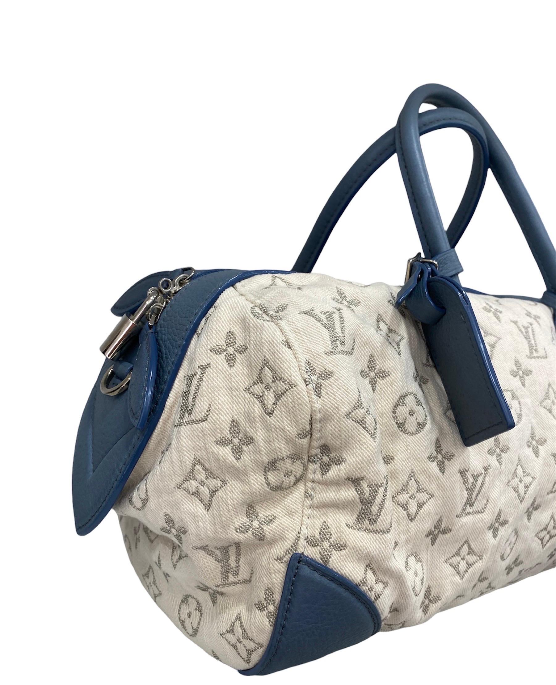 

Handbag signed Louis Vuitton, made of white Mini Lin with blue leather inserts with silver hardwrae.

Equipped with a top zip closure, internally lined in blue suede, very roomy.

Equipped with double rigid leather handle, internal pockets and